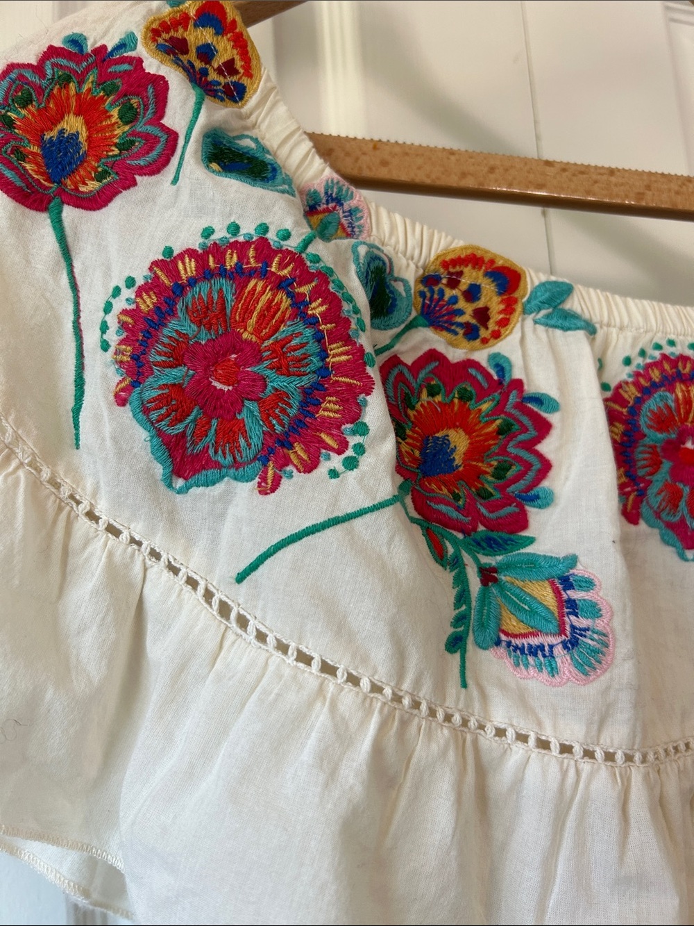 Anthropologie inspired Embroidered Off-White midi folk Dress w split skirt